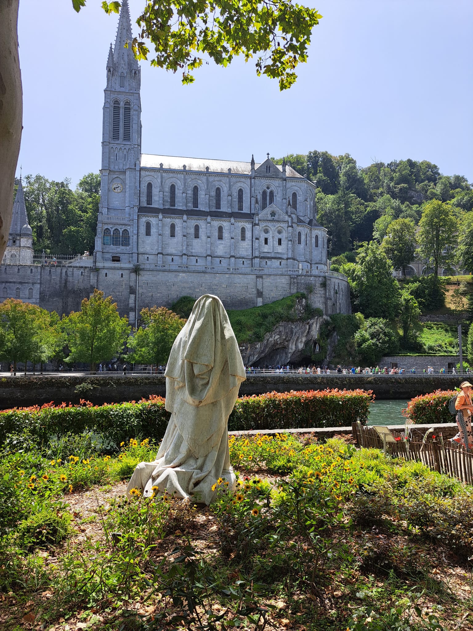 ... l'ultima apparizionie.... Bernadette dall'altra parte del fiume ad osservare la Madonna, visto che le era stato vietato di tornarci....