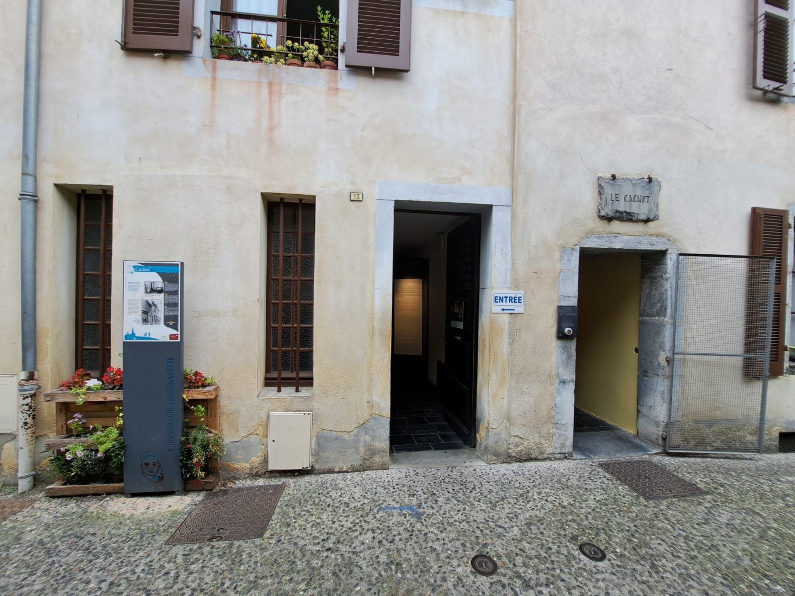 Il cachot, vecchio carcere di Lourdes, adibita ad abitazione dalla famiglia Soubirou dopo il fallimento finanziario del papà. È il luogo da dove Bernadette partiva per andare alla grotta.